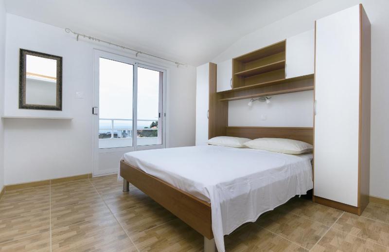 One-Bedroom Apartment with Balcony and Sea View image 3