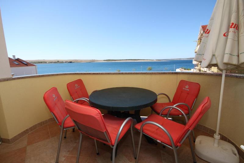 One-Bedroom Apartment with Terrace and Sea View image 4