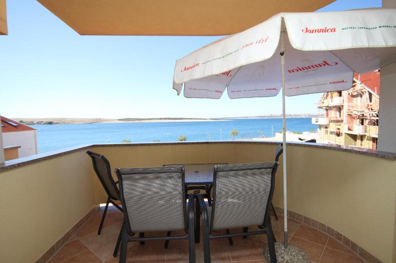 One-Bedroom Apartment with Terrace and Sea View image 4