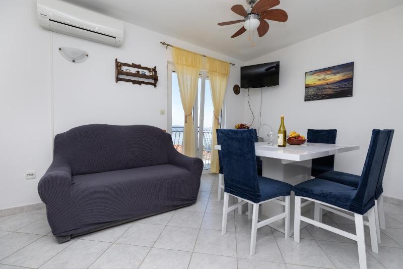 Three-Bedroom Apartment with Balcony and Sea View image 1