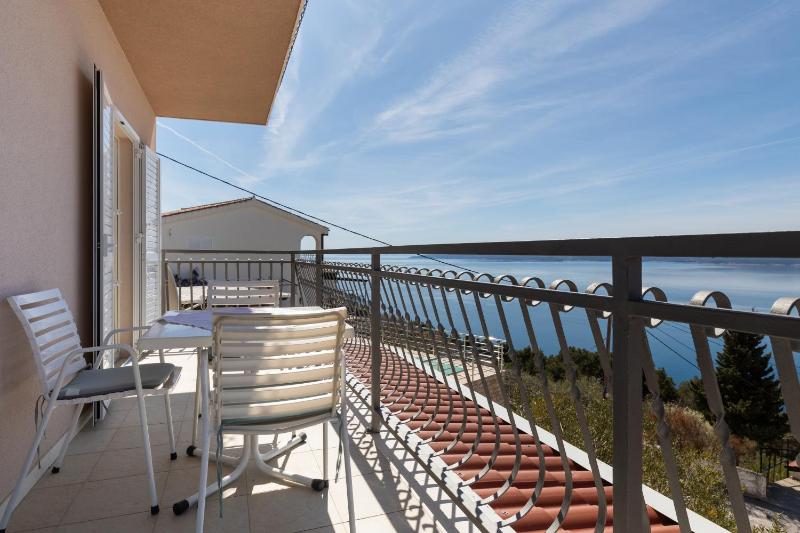 Three-Bedroom Apartment with Balcony and Sea View image 4