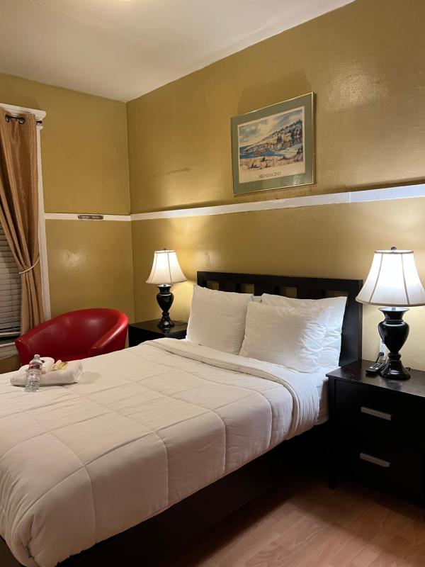 Standard Double Room with Shared Bathroom image 2