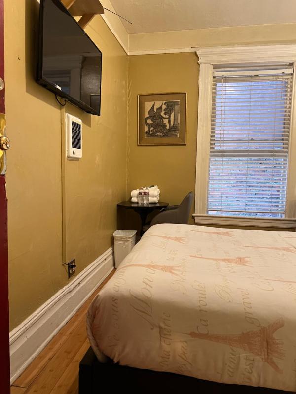 Basic Double Room with Shared Bathroom image 4