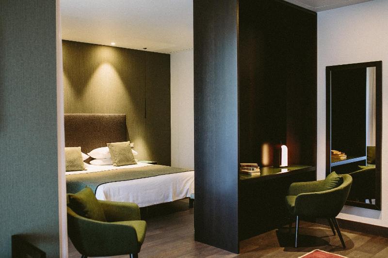 Junior Suite with Balcony image 1