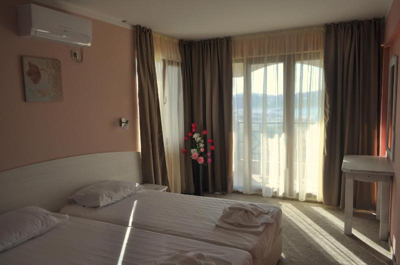 Double Room with Balcony and Sea View image 4