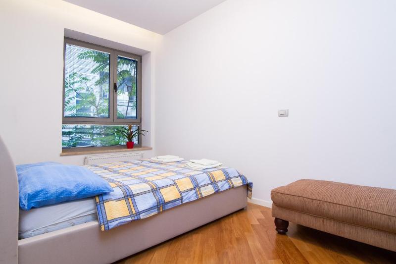 Deluxe Three-Bedroom Apartment image 4