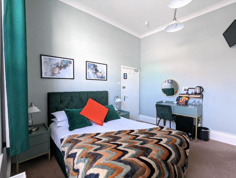 Compact Double Room image 3