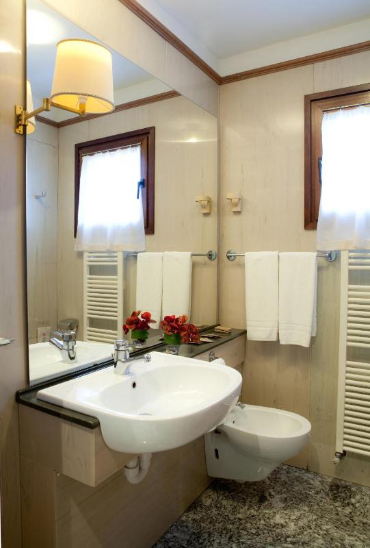 Double Room image 3