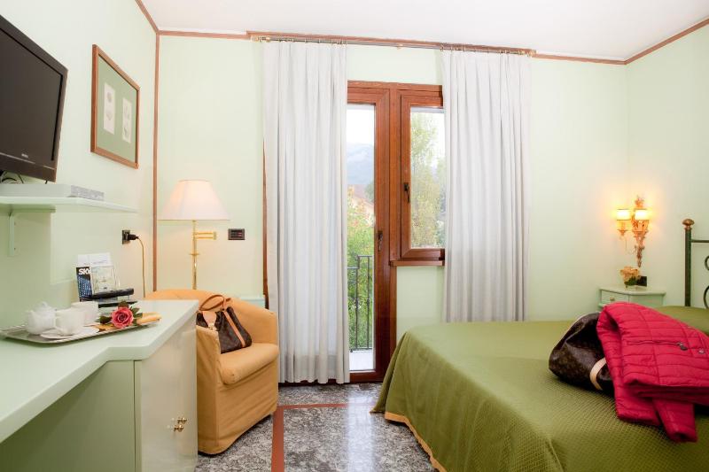 Double Room image 2