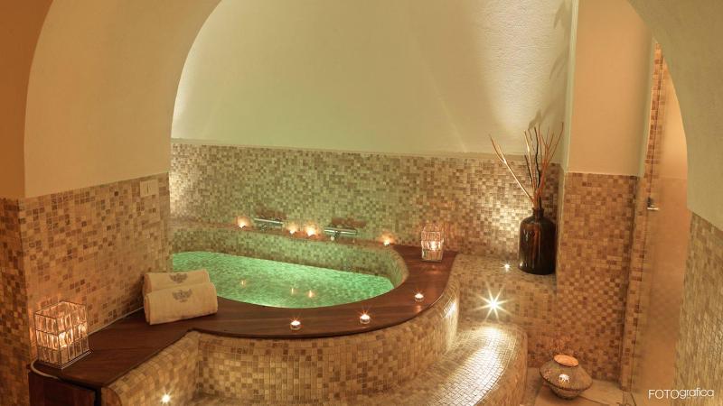 Deluxe Double Room with Hot Tub Extra Large image 1
