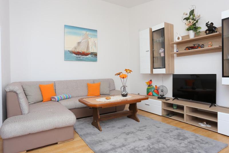 Three-Bedroom Apartment with Balcony and Sea View image 1