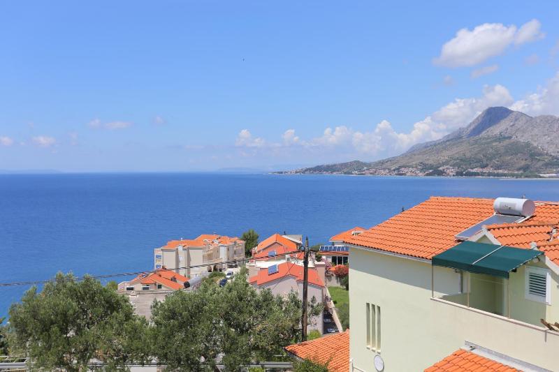 Three-Bedroom Apartment with Balcony and Sea View image 3