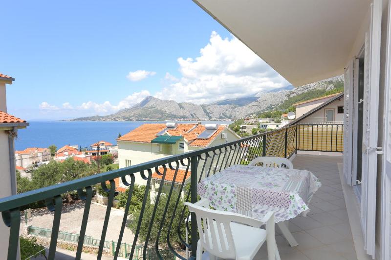 Three-Bedroom Apartment with Balcony and Sea View image 4