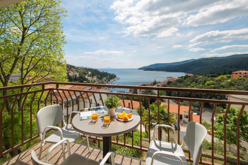 Three-Bedroom Apartment with Terrace and Sea View image 3