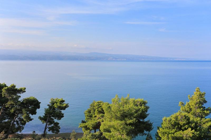 One-Bedroom Apartment with Terrace and Sea View image 4