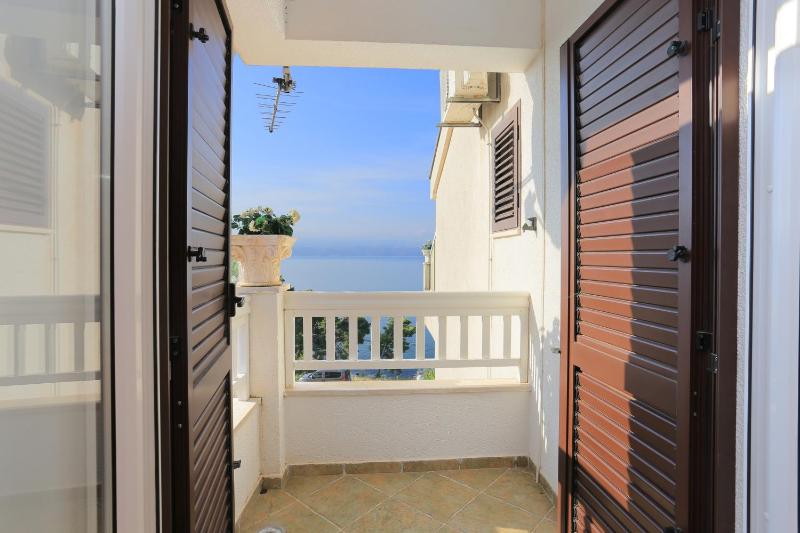 One-Bedroom Apartment with Terrace and Sea View image 3