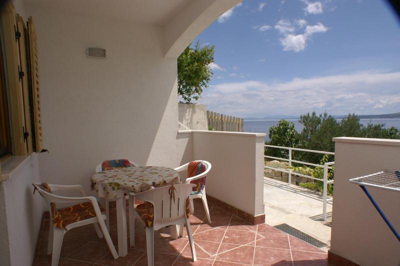 One-Bedroom Apartment with Terrace and Sea View image 3