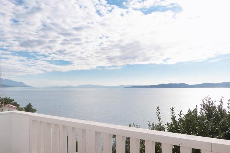 One-Bedroom Apartment with Terrace and Sea View image 2