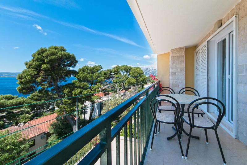 Two-Bedroom Apartment with Balcony and Sea View image 3