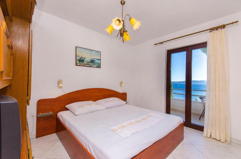 One-Bedroom Apartment with Balcony and Sea View image 1