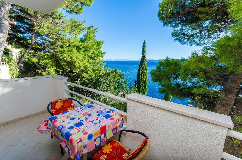 One-Bedroom Apartment with Balcony and Sea View image 4