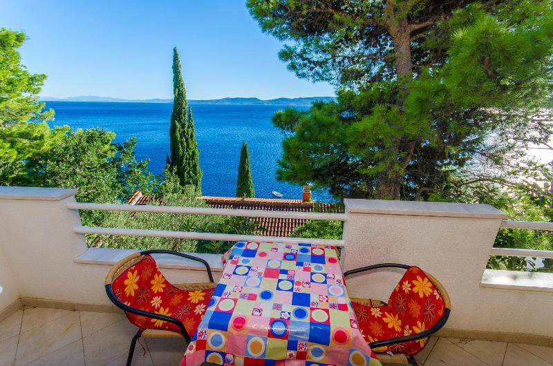 One-Bedroom Apartment with Balcony and Sea View image 3