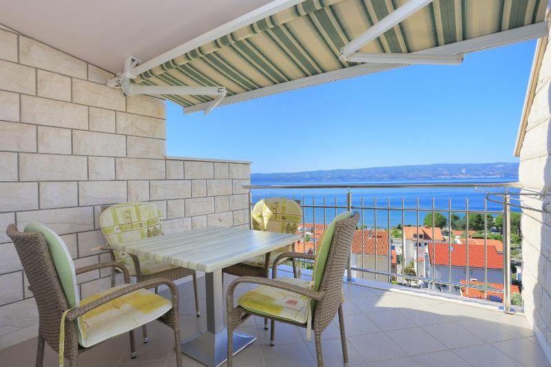 One-Bedroom Apartment with Terrace and Sea View image 4