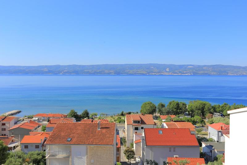 One-Bedroom Apartment with Terrace and Sea View image 3