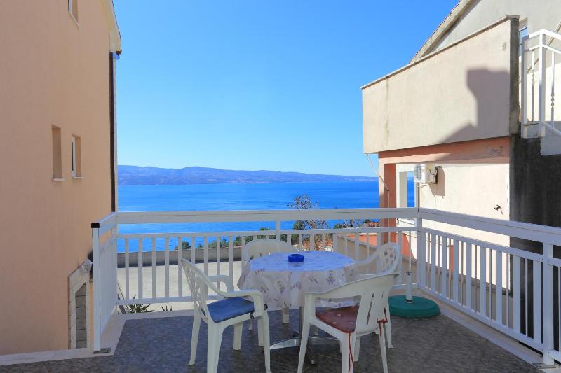 One-Bedroom Apartment with Terrace and Sea View image 3