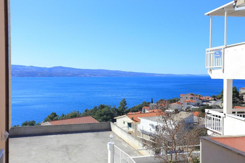 One-Bedroom Apartment with Terrace and Sea View image 2