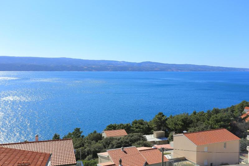 One-Bedroom Apartment with Balcony and Sea View image 4
