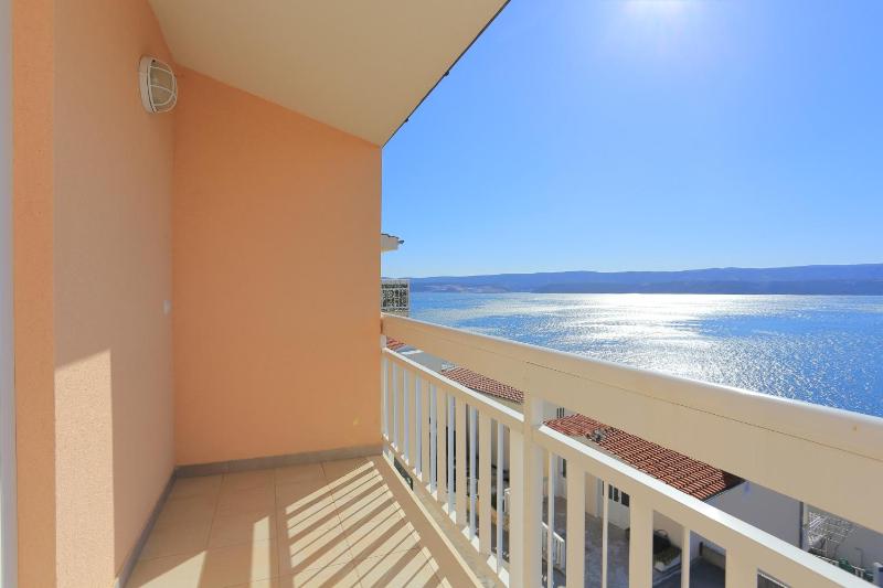 One-Bedroom Apartment with Balcony and Sea View image 3