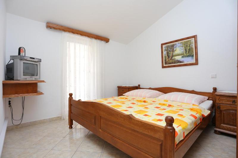 One-Bedroom Apartment with Terrace and Sea View image 1