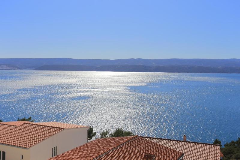 One-Bedroom Apartment with Balcony and Sea View image 2