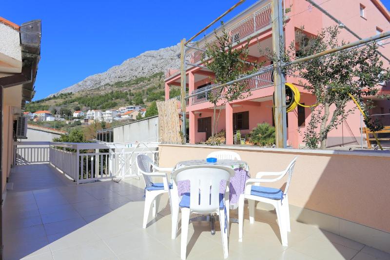 One-Bedroom Apartment with Terrace and Sea View image 3