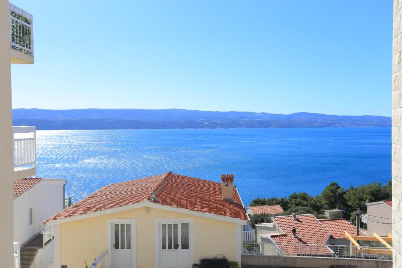 One-Bedroom Apartment with Terrace and Sea View image 4