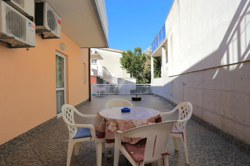 One-Bedroom Apartment with Terrace and Sea View image 3