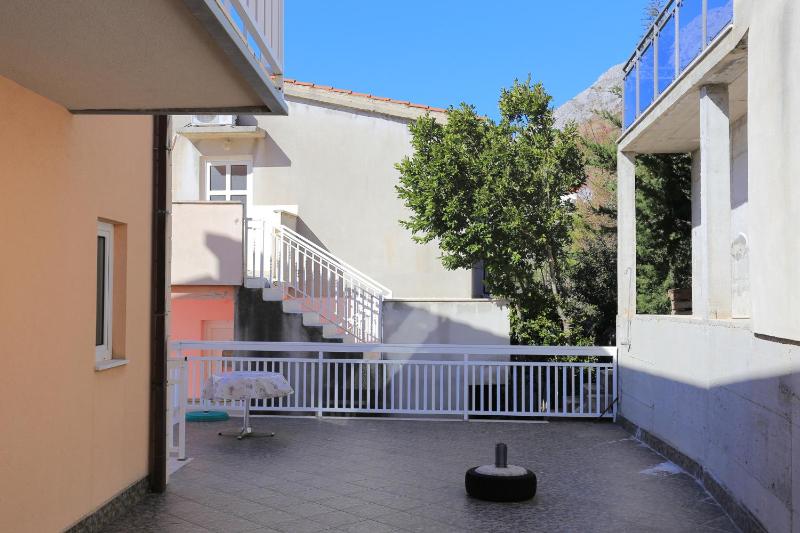One-Bedroom Apartment with Terrace and Sea View image 2