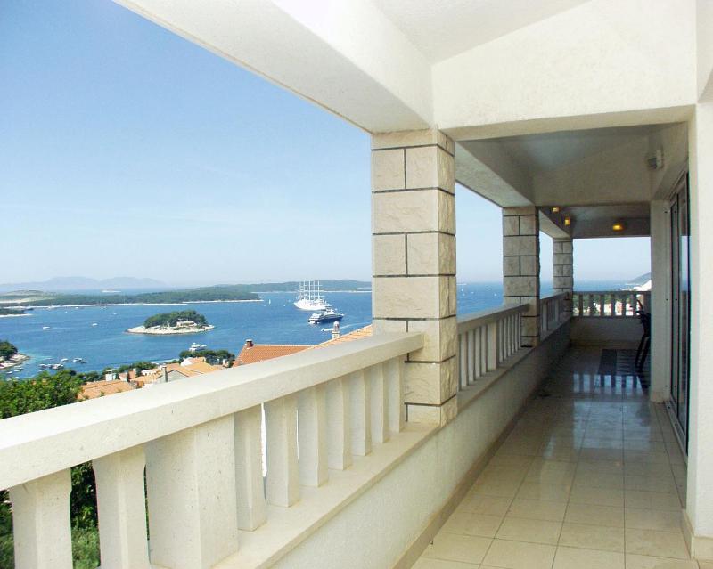 One-Bedroom Apartment with Terrace and Sea View image 4