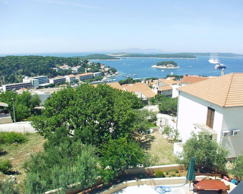 One-Bedroom Apartment with Terrace and Sea View image 3