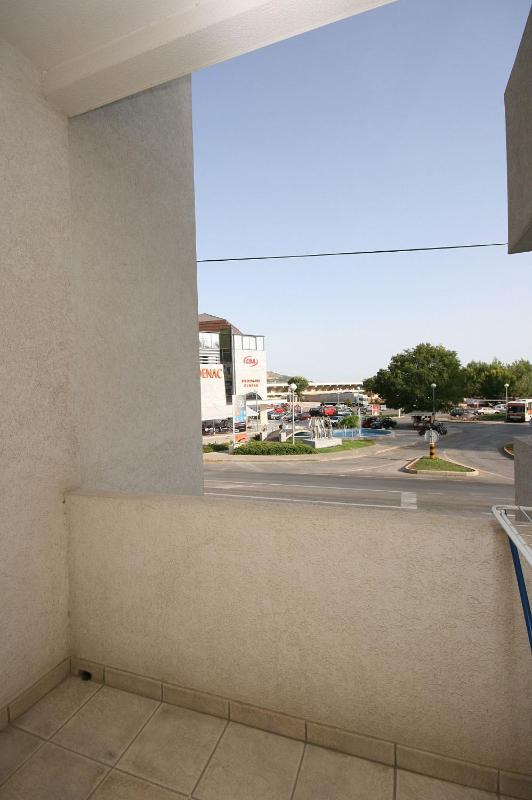 Studio with Balcony image 3