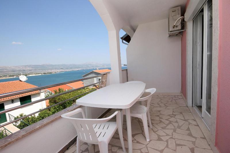 One-Bedroom Apartment with Terrace and Sea View image 4