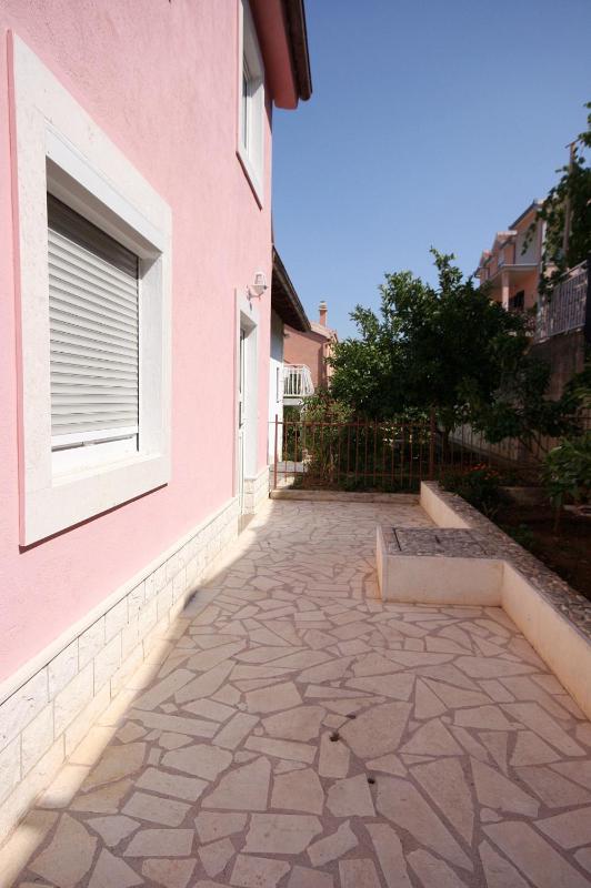 One-Bedroom Apartment with Terrace and Sea View image 3
