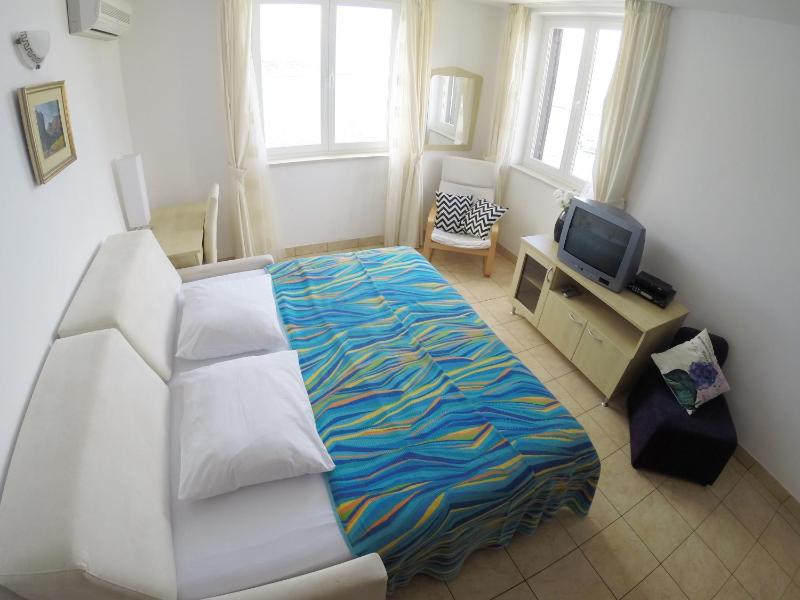 One-Bedroom Apartment image 1
