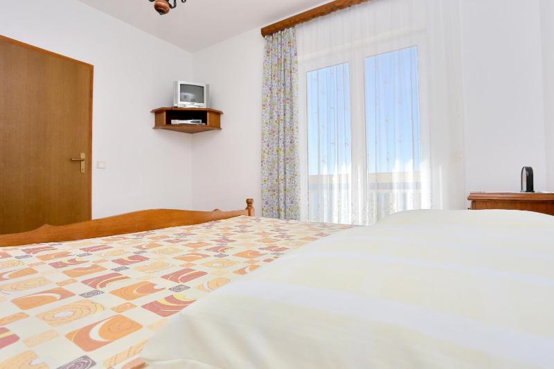 One-Bedroom Apartment with Balcony and Sea View image 4