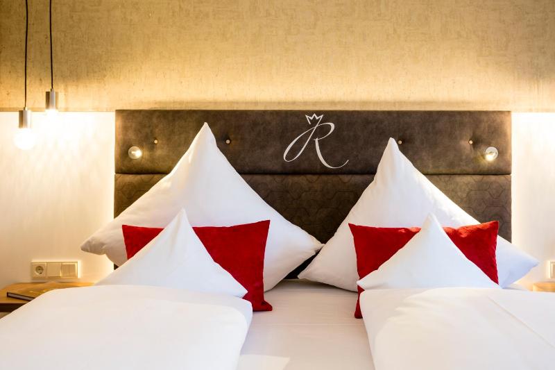 AlpenTraum Deluxe Double room image 3
