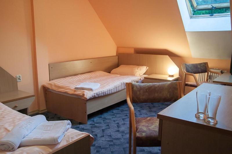 Twin Room image 4