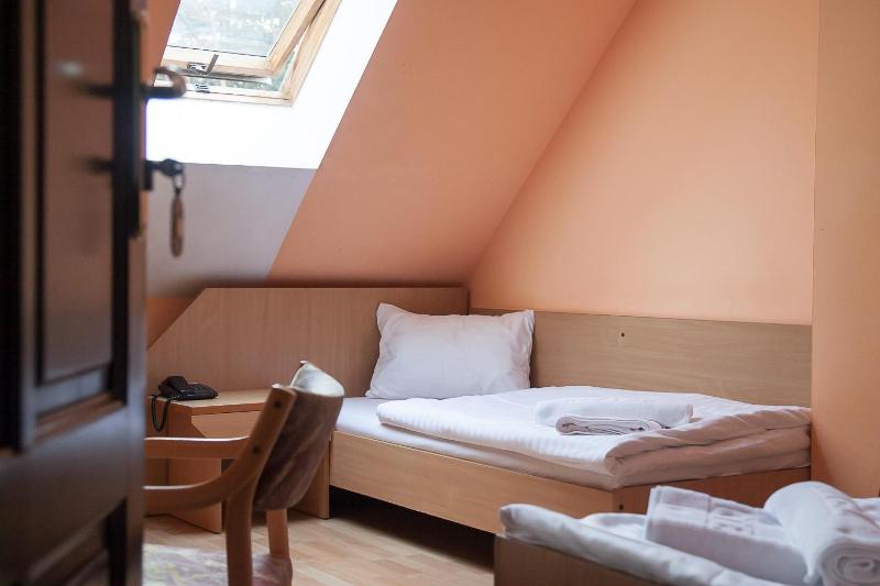 Twin Room image 3