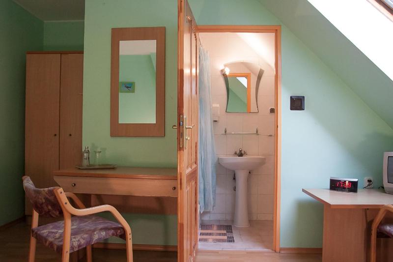 Twin Room image 3