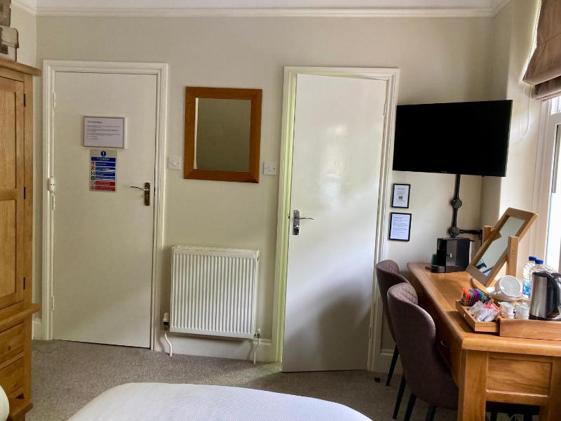Small Twin Room image 3